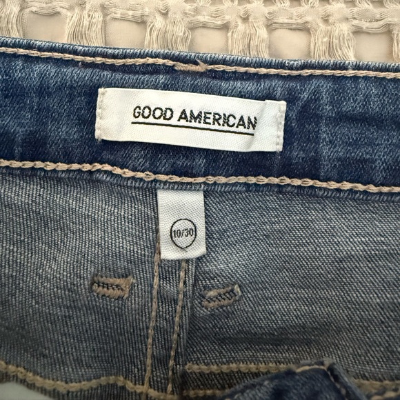 Good American Mid-Wash Frayed Hem Women's Jeans - Picture 3 of 4